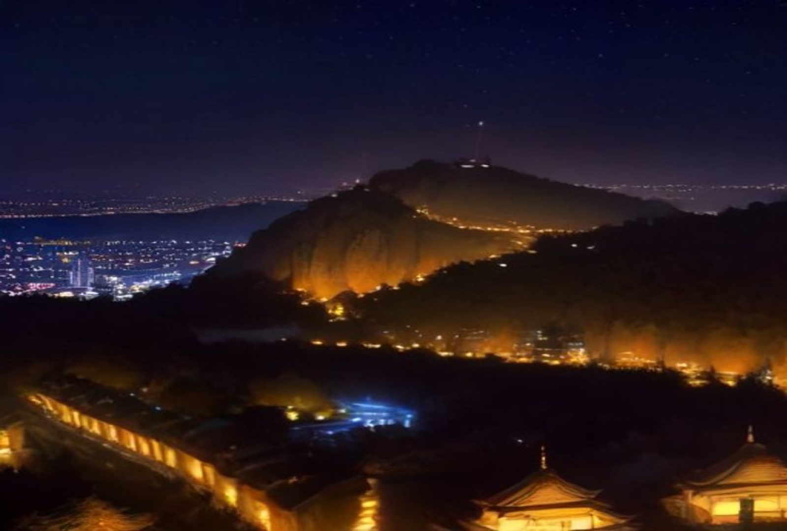 韩国首尔夜景霓虹街道，灯光璀璨，现代都市感十足，与韩国影视文化氛围高度契合
